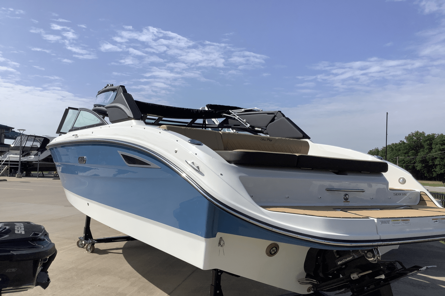2025 Sea Ray SDX 270 Image Thumbnail #2