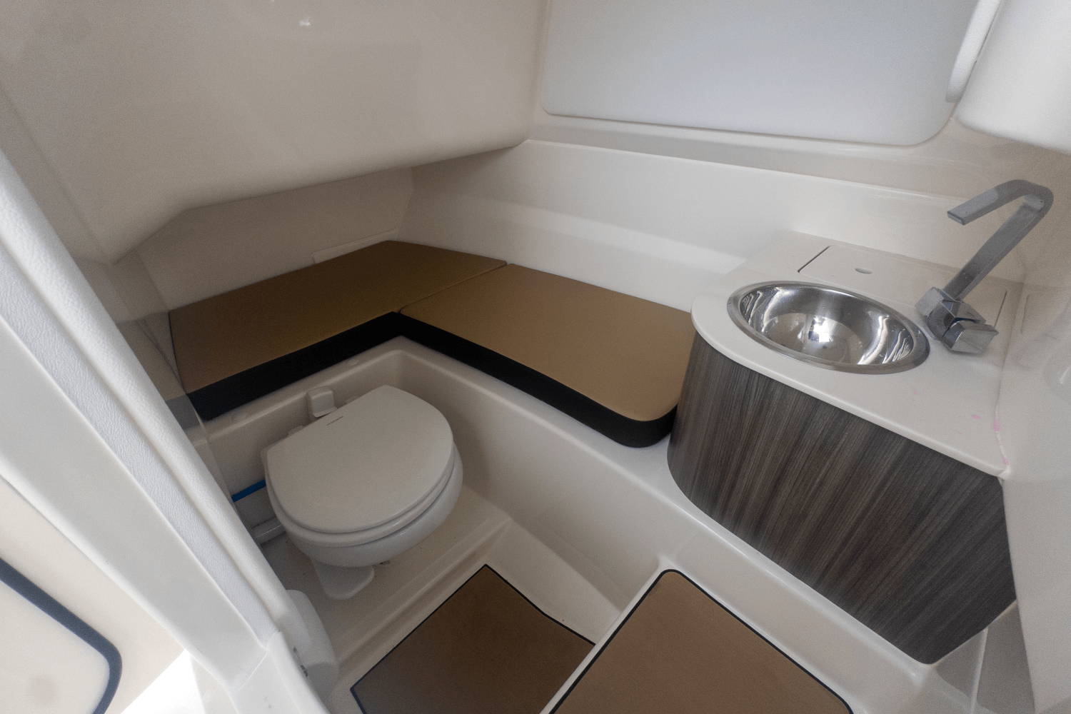 2025 Sea Ray SDX 250 Outboard Image Thumbnail #16