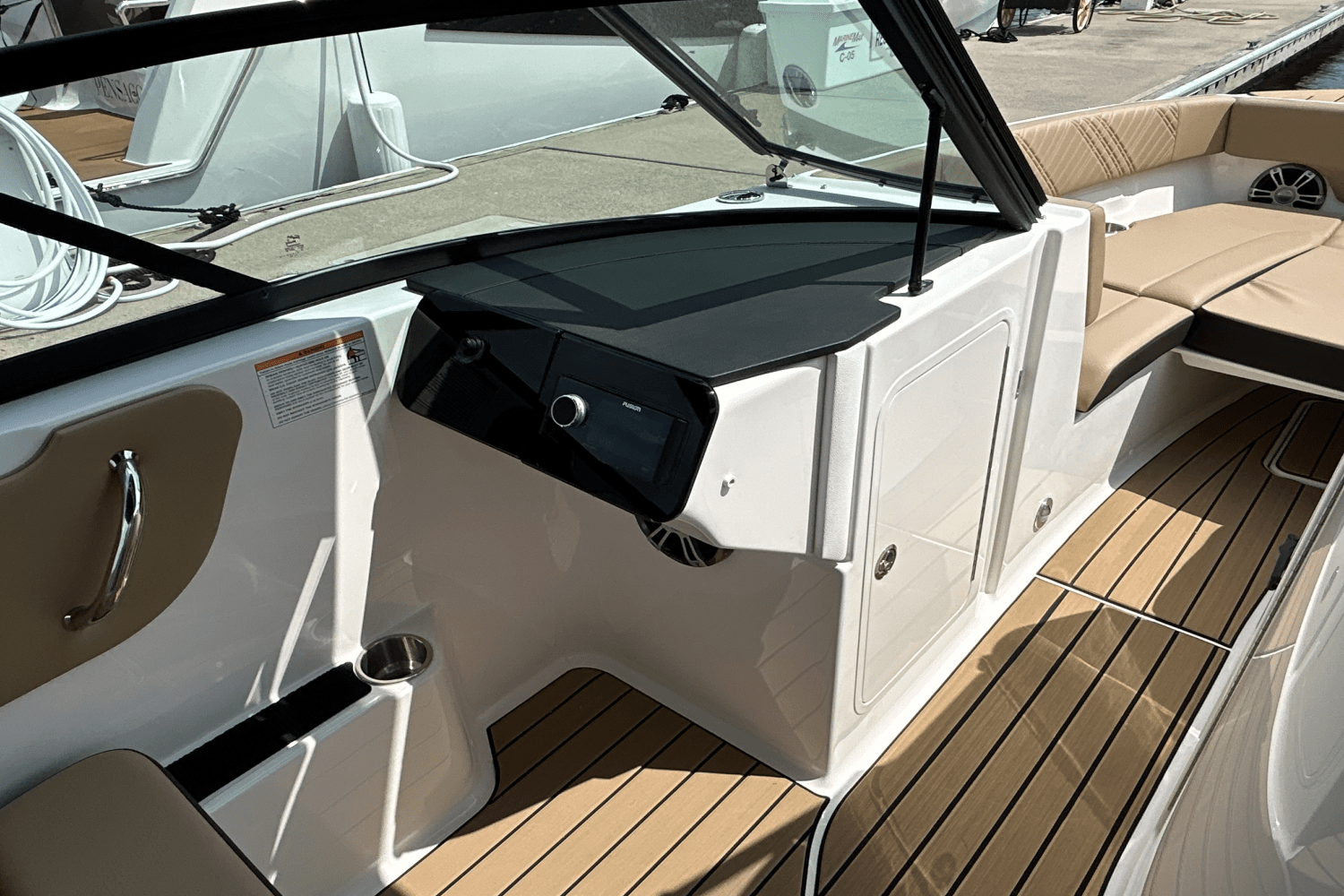 2025 Sea Ray SDX 270 Outboard Image Thumbnail #8