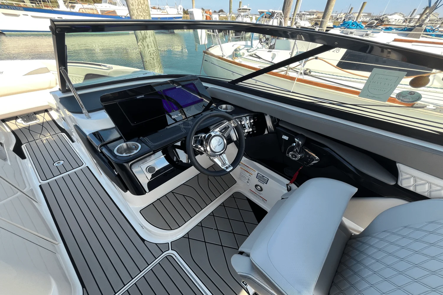 2025 Sea Ray SLX 260 Outboard Image Thumbnail #17