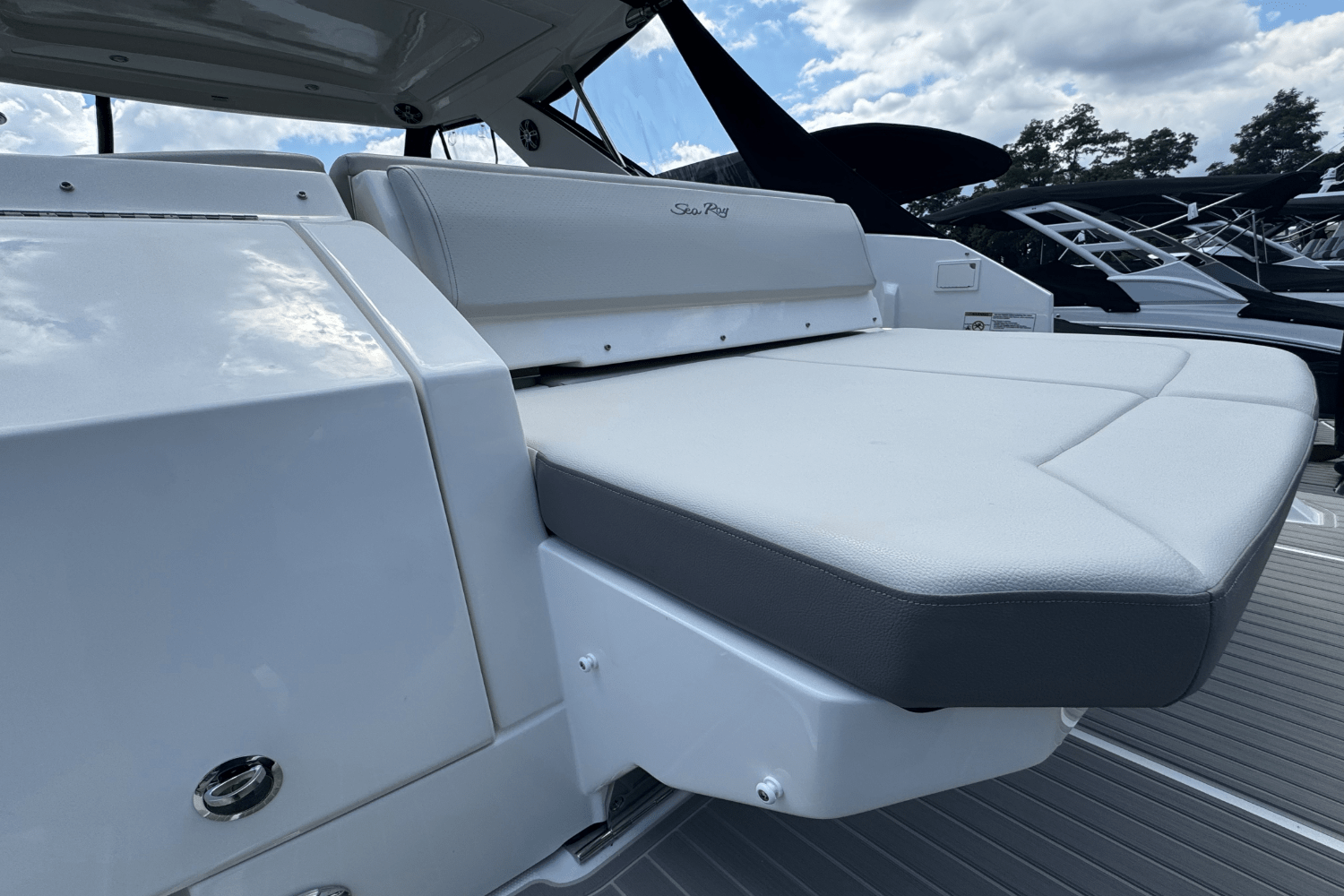 2025 Sea Ray Sundancer 320 Image Thumbnail #5