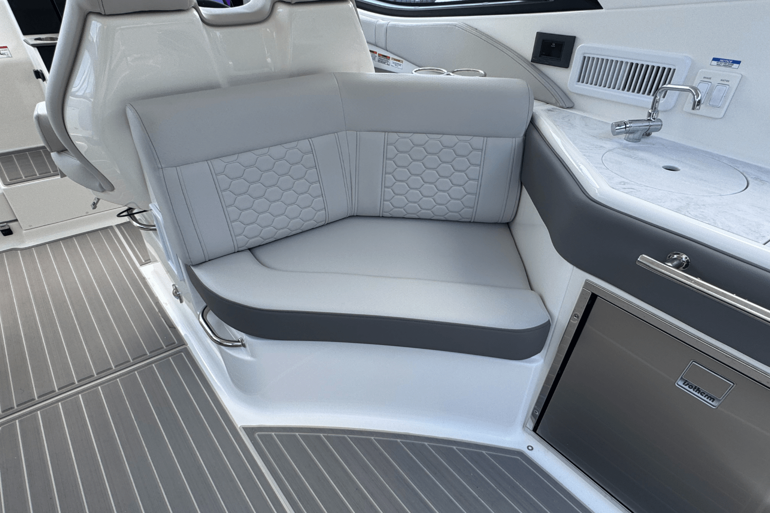 2025 Sea Ray Sundancer 320 Image Thumbnail #8