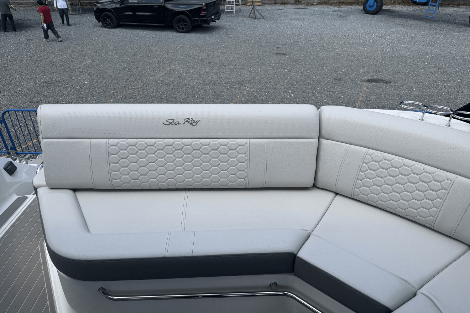 2025 Sea Ray Sundancer 320 Image Thumbnail #6