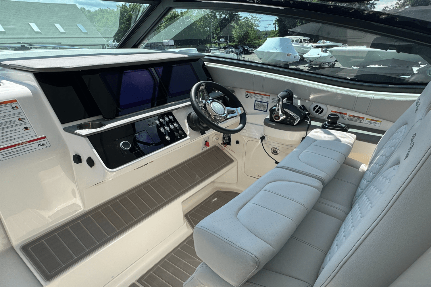 2025 Sea Ray Sundancer 320 Image Thumbnail #15