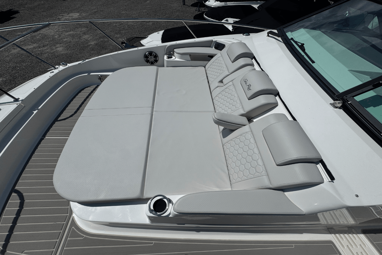 2025 Sea Ray Sundancer 320 Image Thumbnail #32
