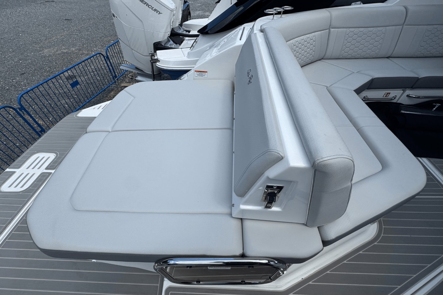 2025 Sea Ray Sundancer 320 Image Thumbnail #3