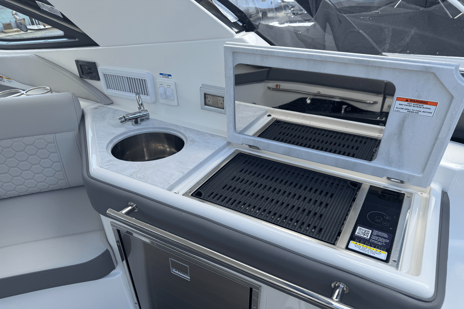 2025 Sea Ray Sundancer 320 Image Thumbnail #12