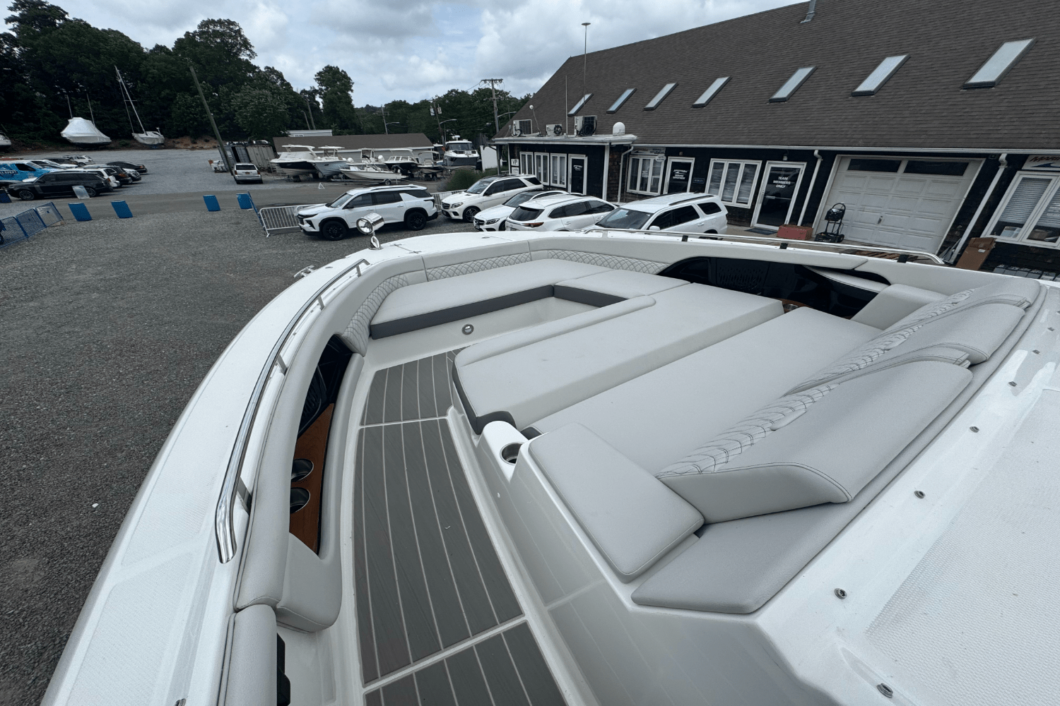 2025 Sea Ray Sundancer 370 Outboard Image Thumbnail #56