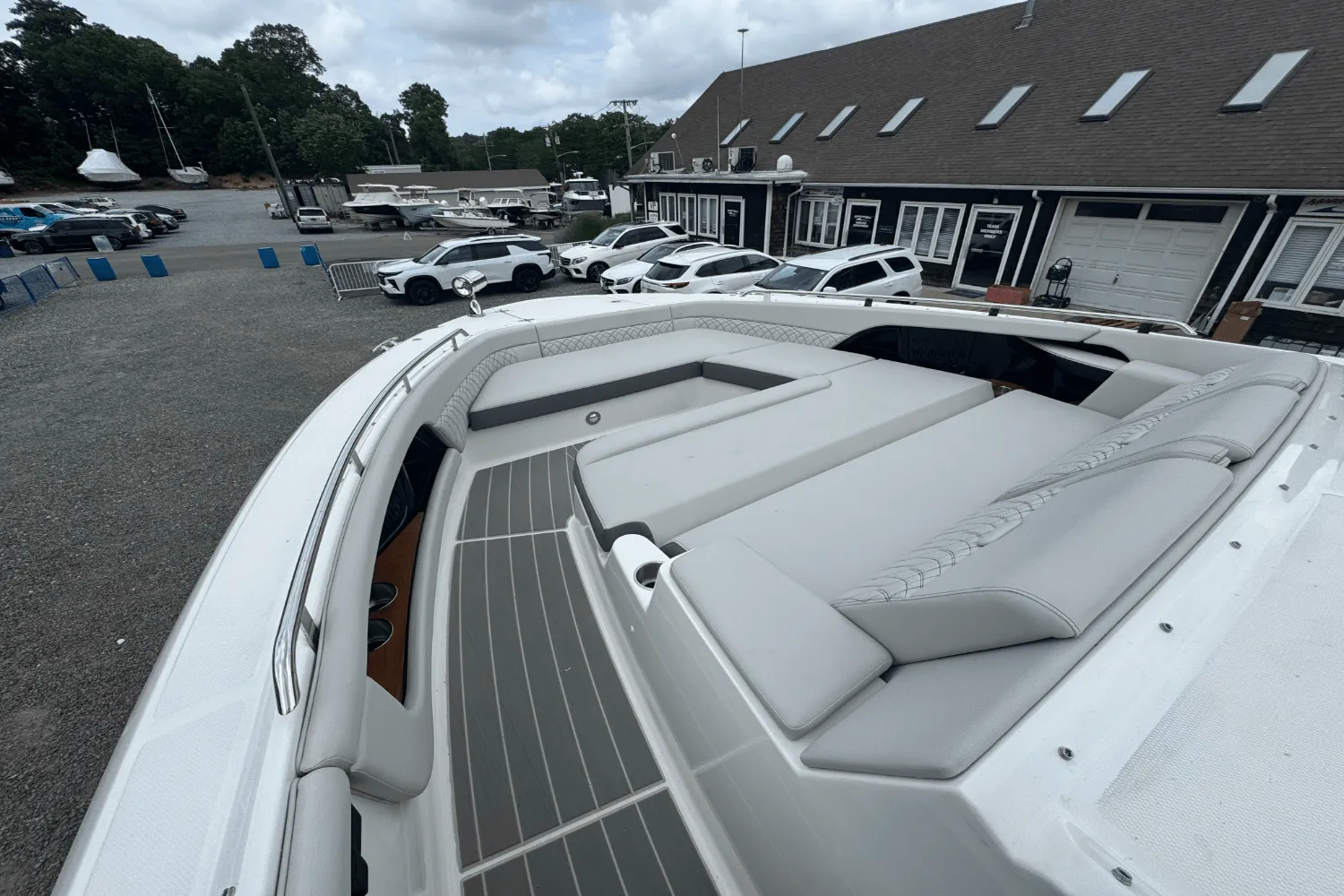 2025 Sea Ray Sundancer 370 Outboard Image Thumbnail #56