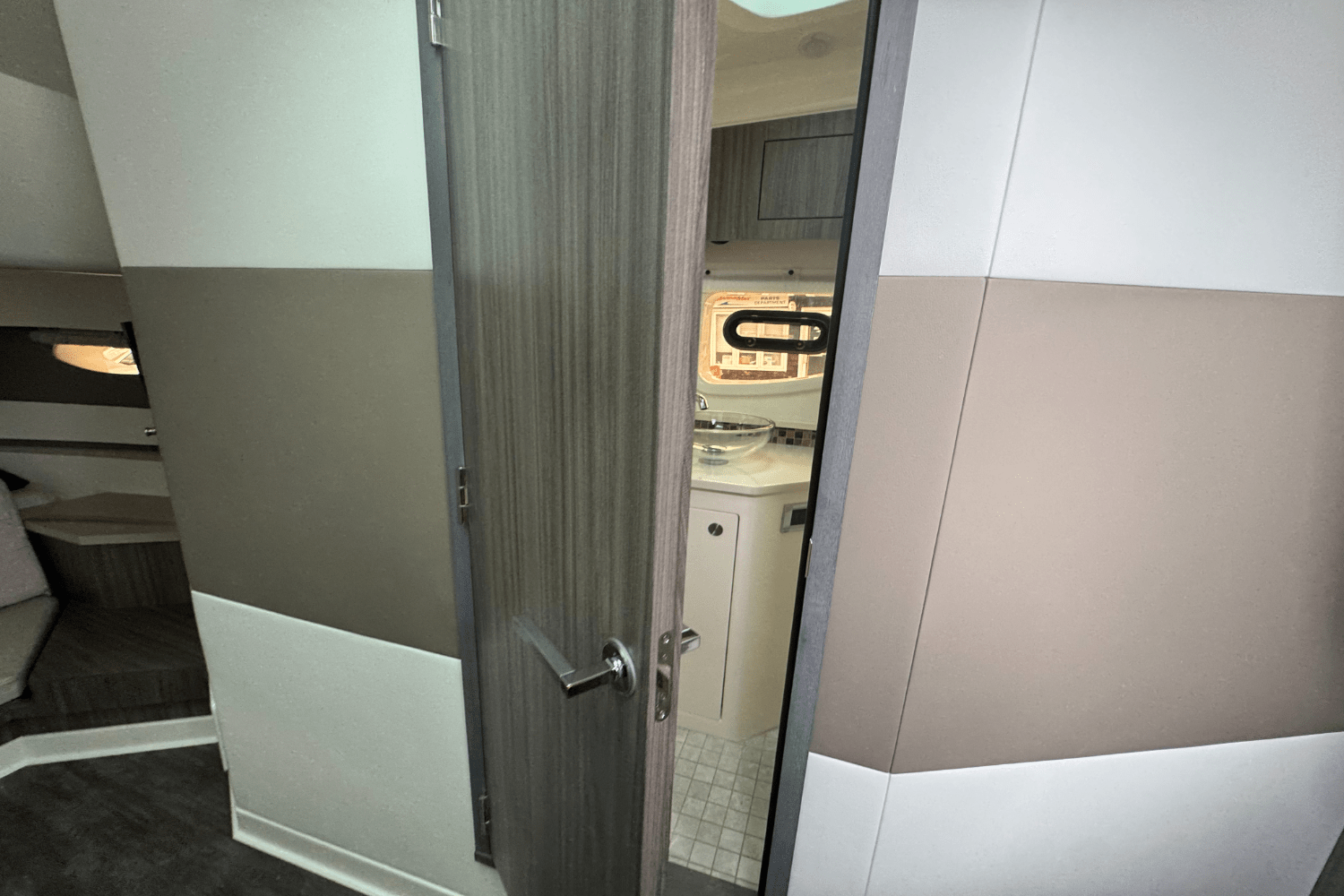 2025 Sea Ray Sundancer 370 Outboard Image Thumbnail #54