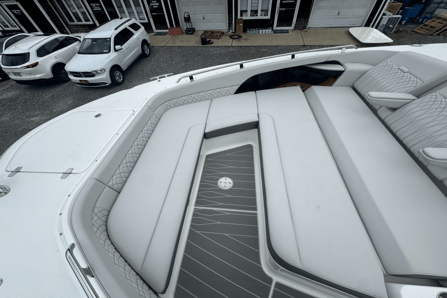 2025 Sea Ray Sundancer 370 Outboard Image Thumbnail #59