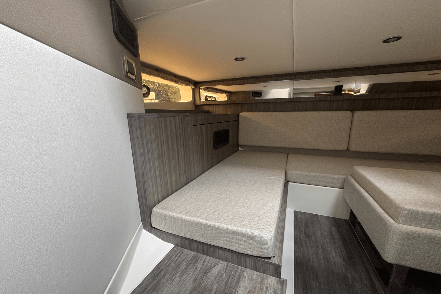 2025 Sea Ray Sundancer 370 Outboard Image Thumbnail #43