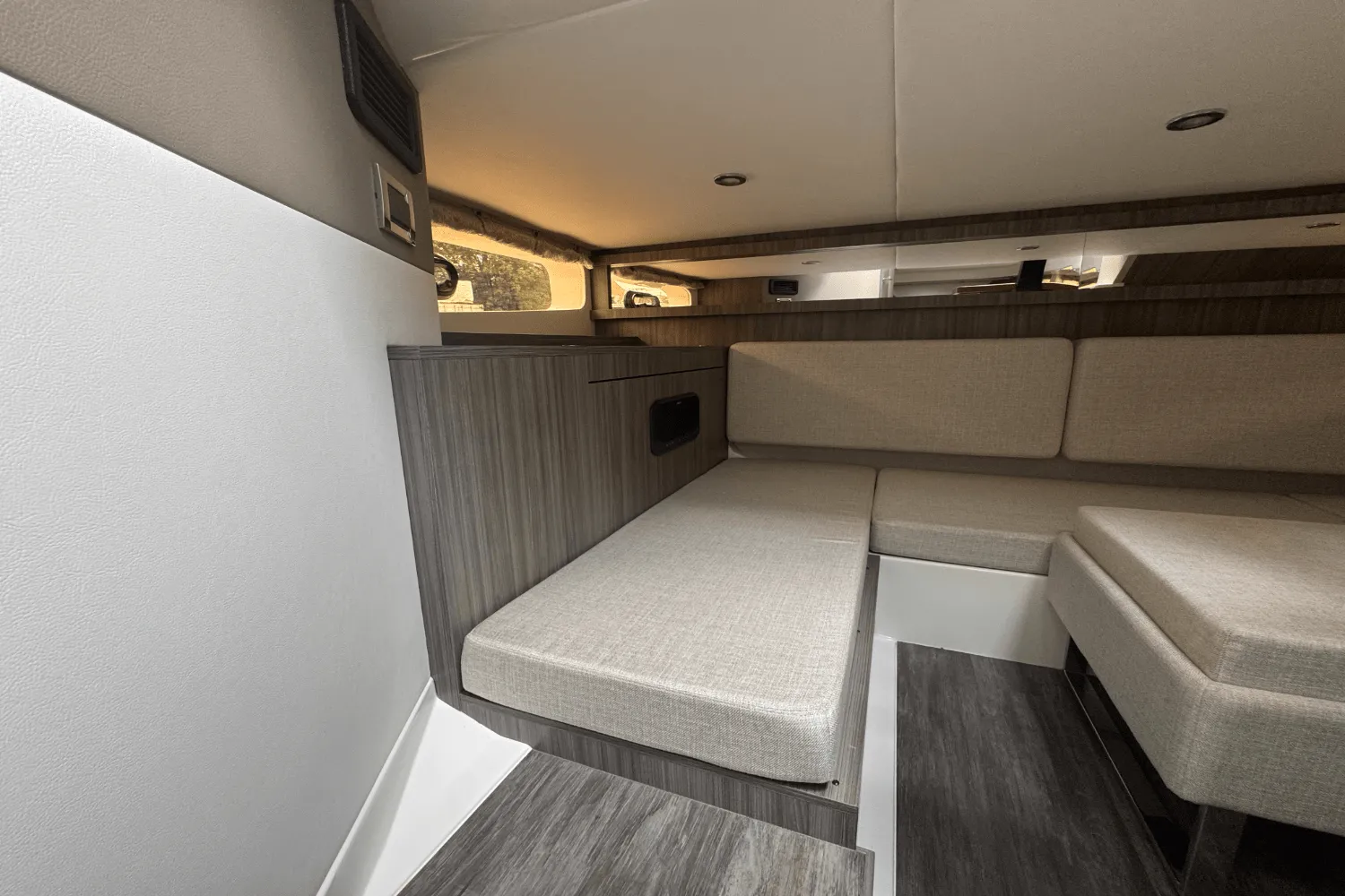 2025 Sea Ray Sundancer 370 Outboard Image Thumbnail #43
