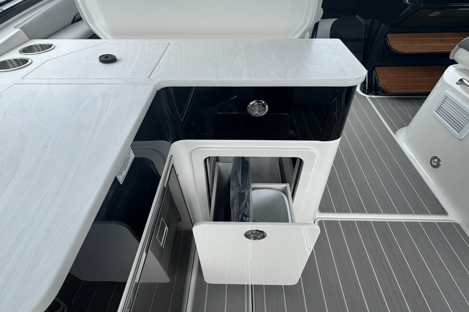2025 Sea Ray Sundancer 370 Outboard Image Thumbnail #17