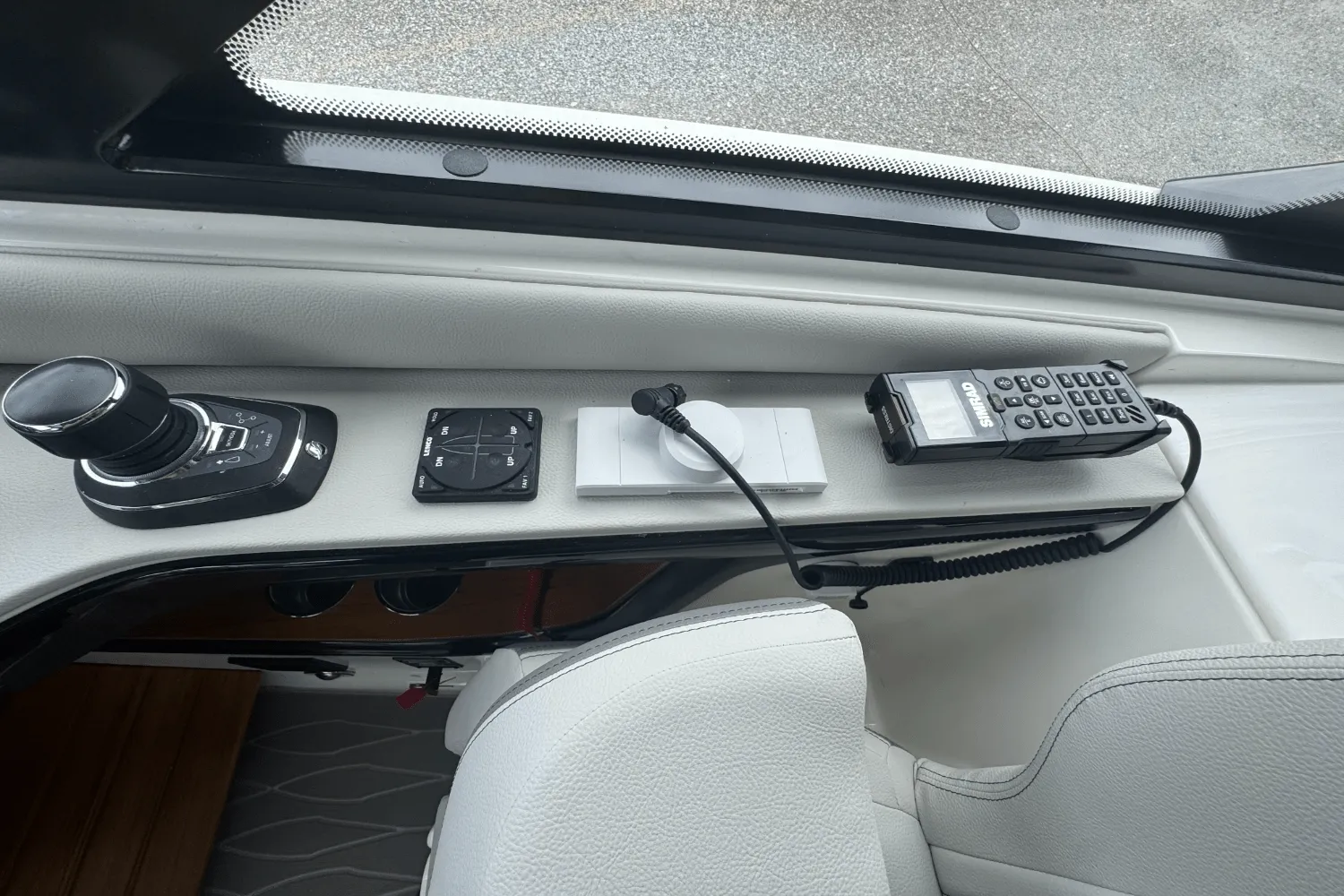 2025 Sea Ray Sundancer 370 Outboard Image Thumbnail #25