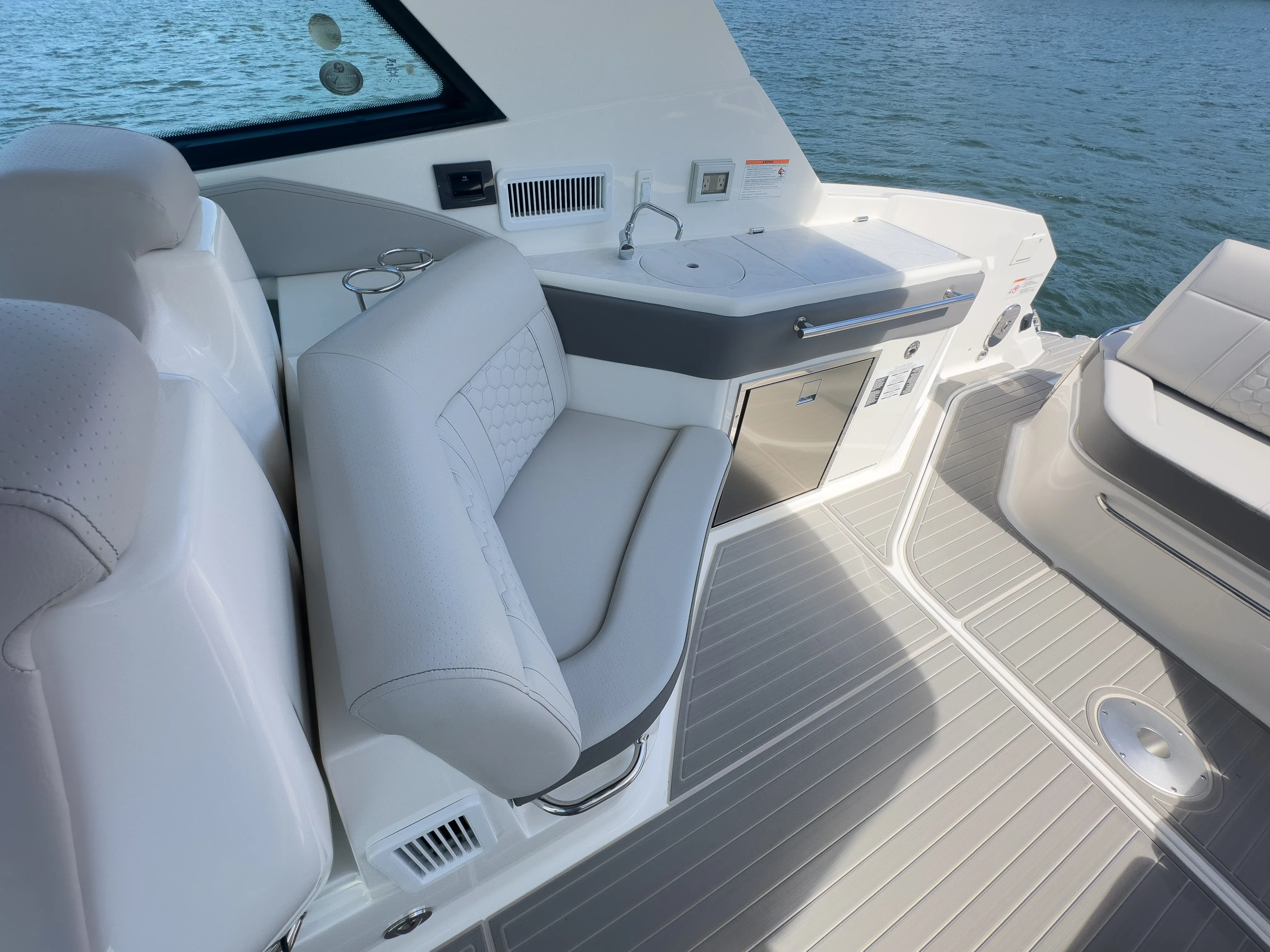 2026 Sea Ray Sundancer 320 Image Thumbnail #23