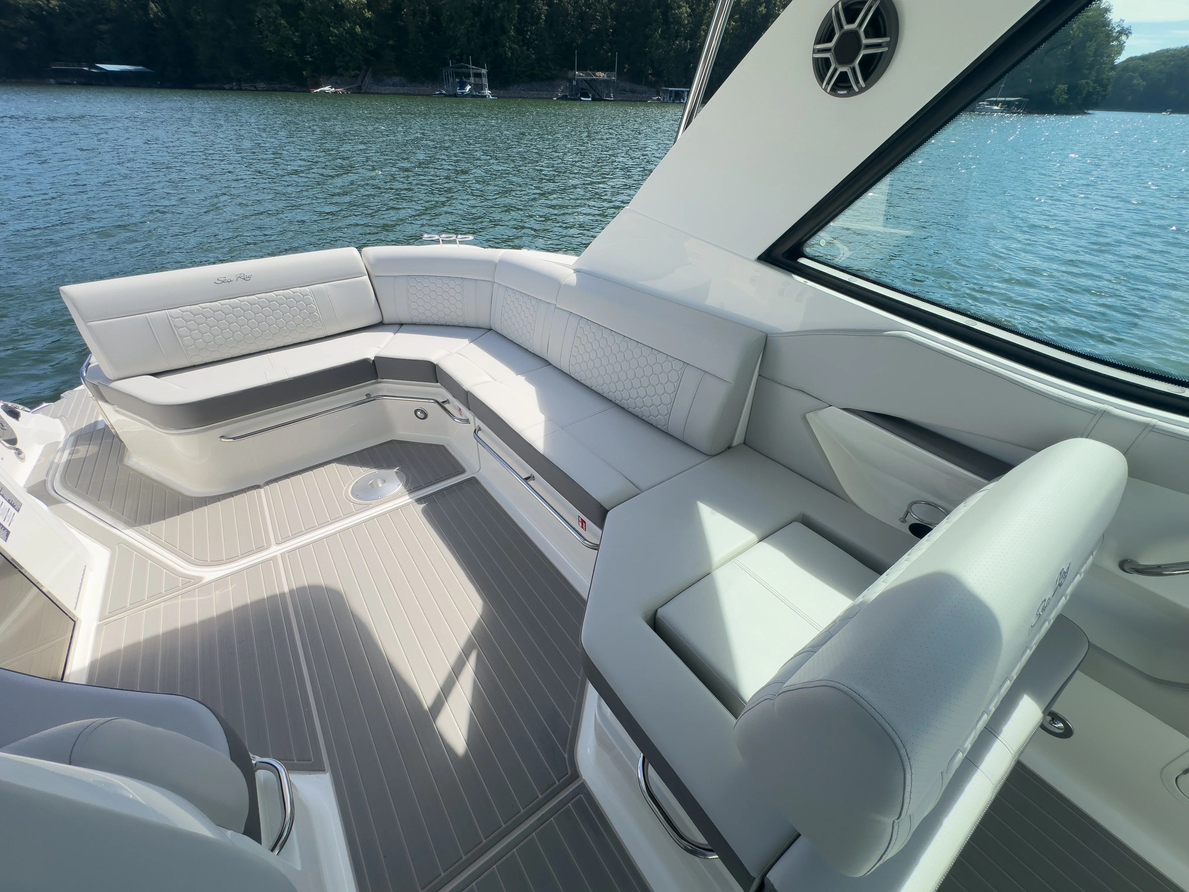 2026 Sea Ray Sundancer 320 Image Thumbnail #19