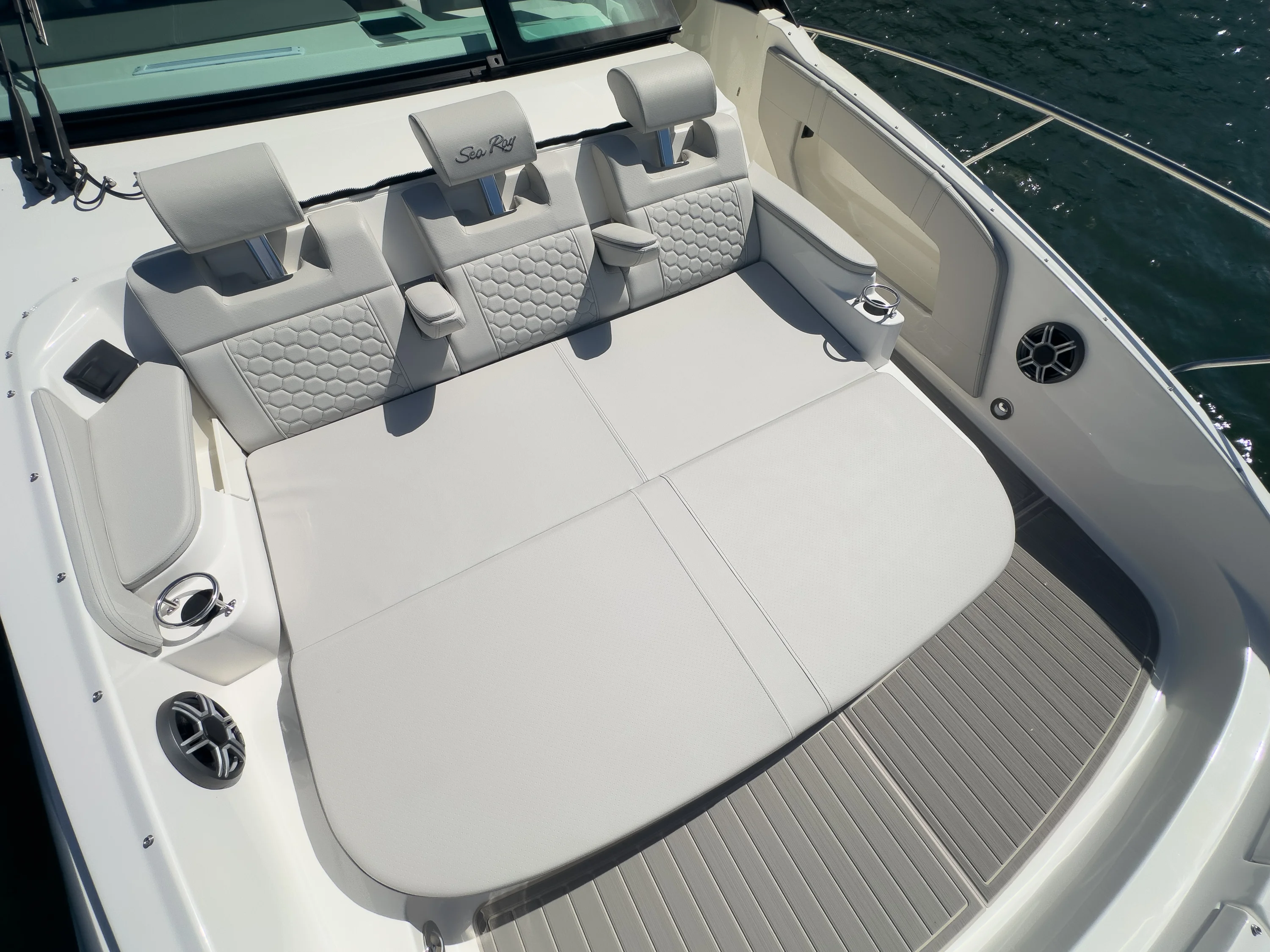 2026 Sea Ray Sundancer 320 Image Thumbnail #16