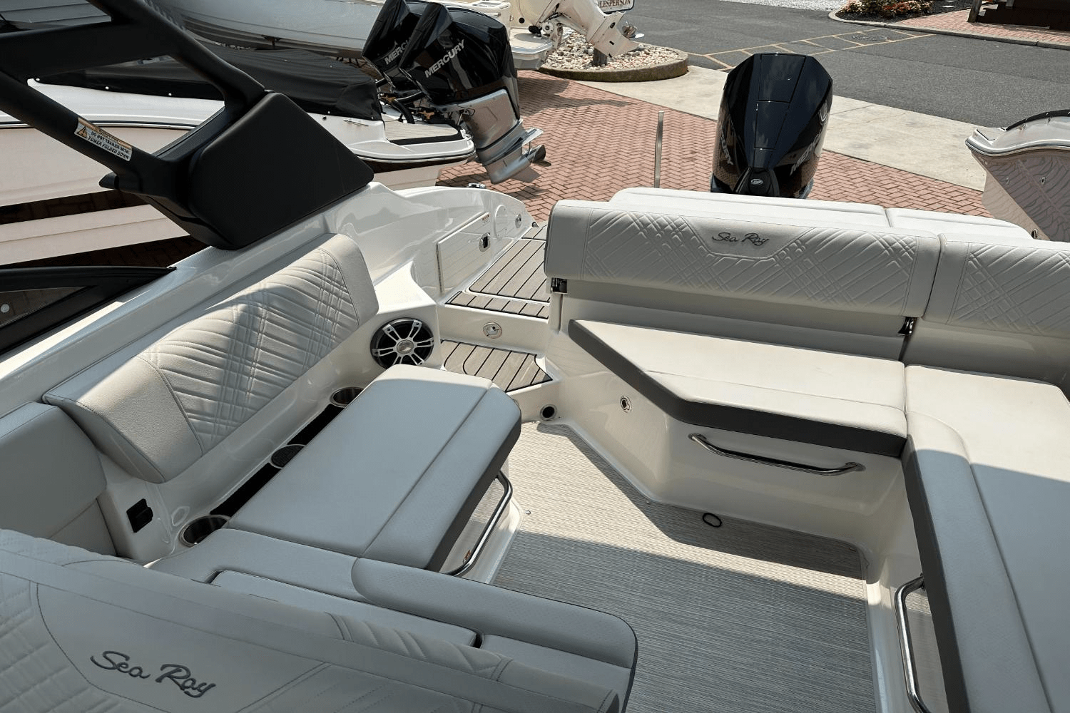 2025 Sea Ray SDX 250 Outboard Image Thumbnail #24