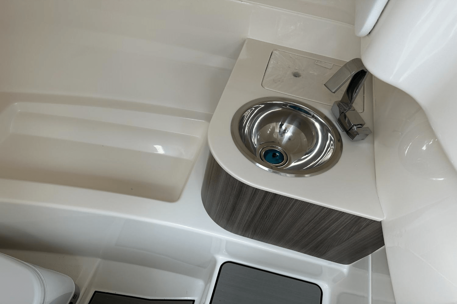 2025 Sea Ray SDX 250 Outboard Image Thumbnail #38