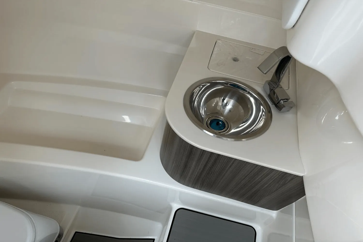 2025 Sea Ray SDX 250 Outboard Image Thumbnail #38