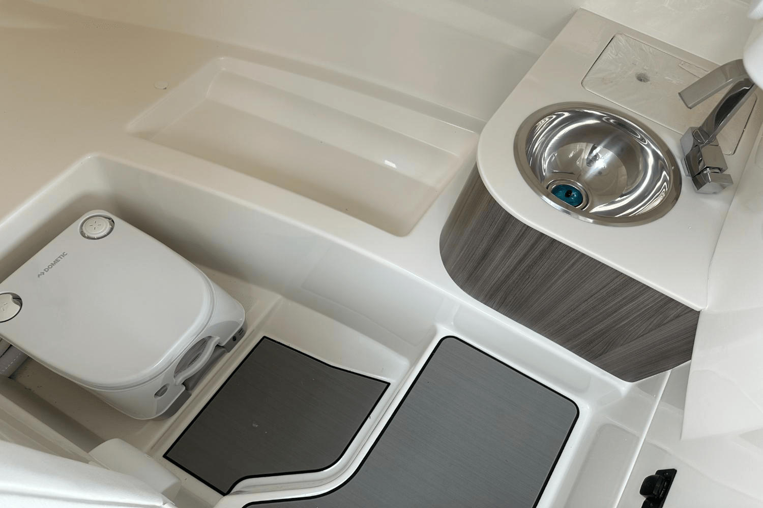2025 Sea Ray SDX 250 Outboard Image Thumbnail #36