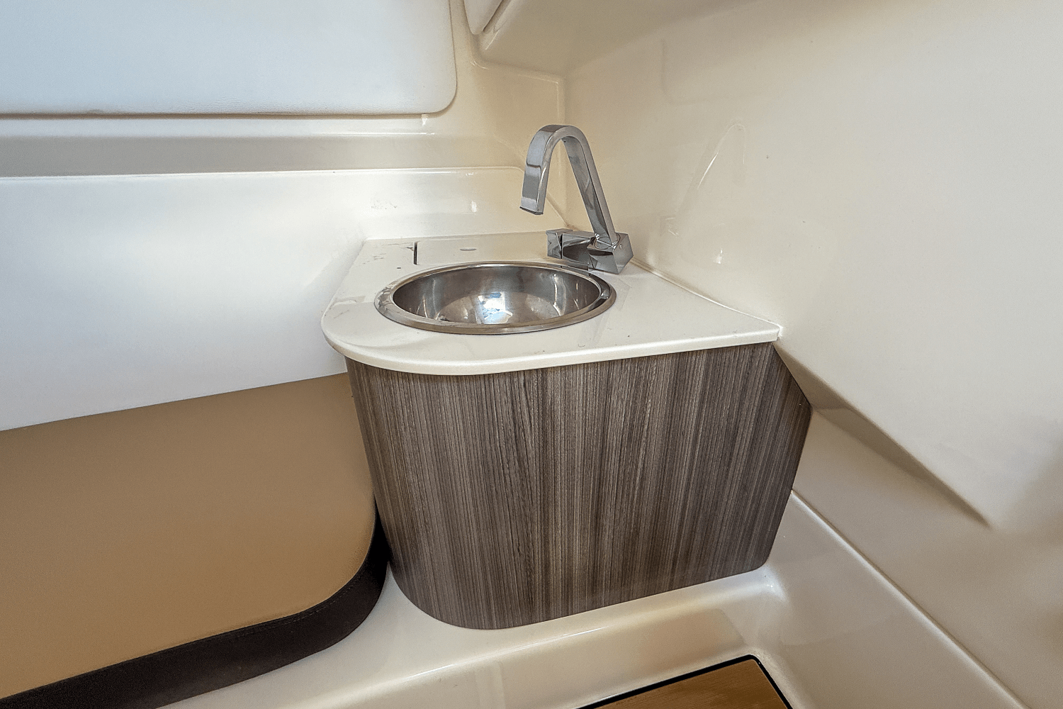 2025 Sea Ray SDX 270 Outboard Image Thumbnail #18