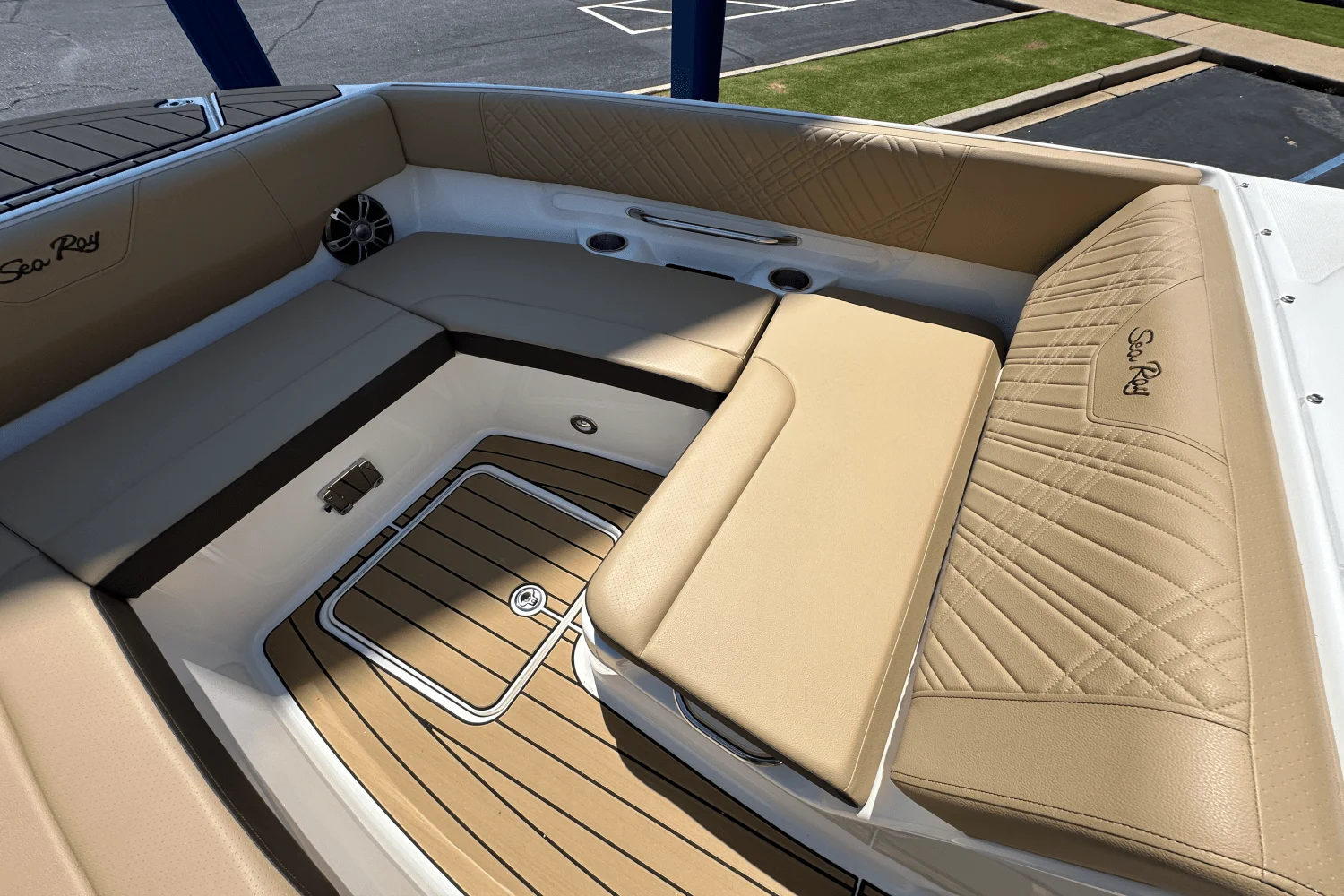 2025 Sea Ray SDX 270 Outboard Image Thumbnail #7