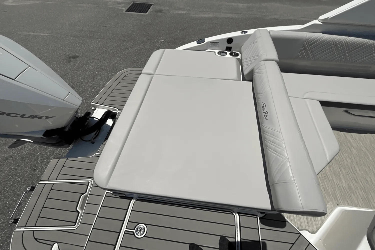 2025 Sea Ray SDX 270 Outboard Image Thumbnail #17