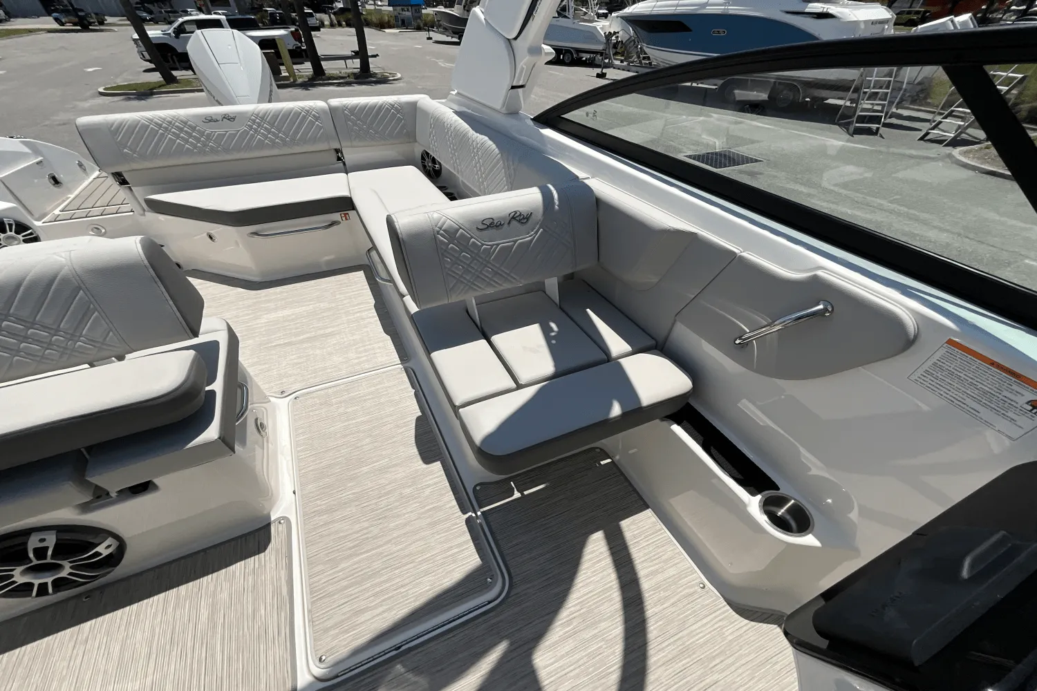 2025 Sea Ray SDX 270 Outboard Image Thumbnail #7