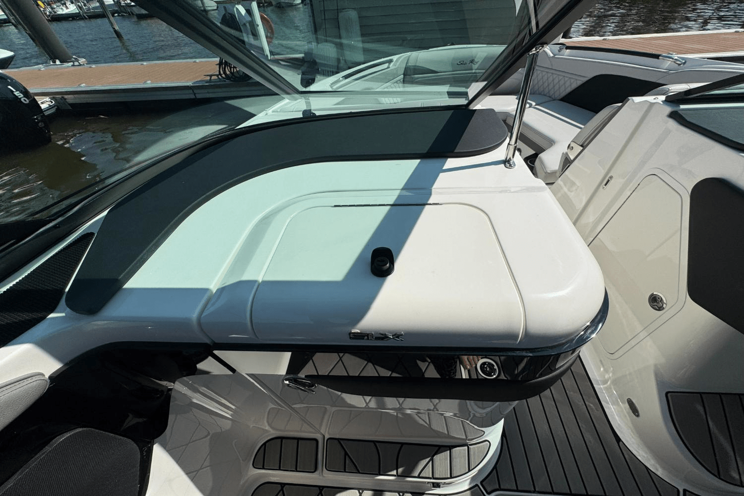 2025 Sea Ray SLX 260 Outboard Image Thumbnail #16