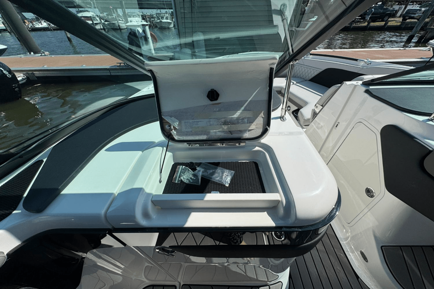 2025 Sea Ray SLX 260 Outboard Image Thumbnail #17