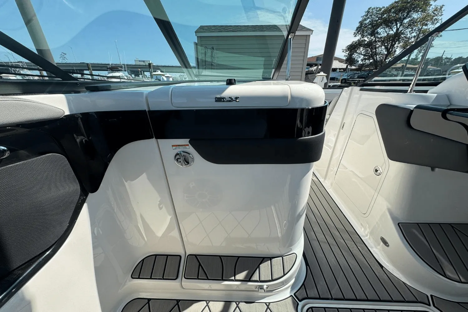 2025 Sea Ray SLX 260 Outboard Image Thumbnail #17