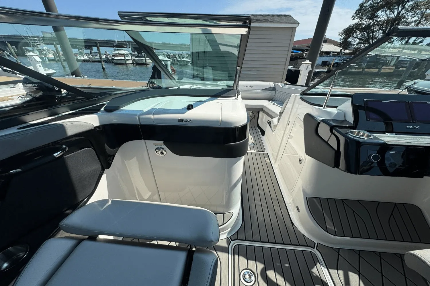 2025 Sea Ray SLX 260 Outboard Image Thumbnail #16