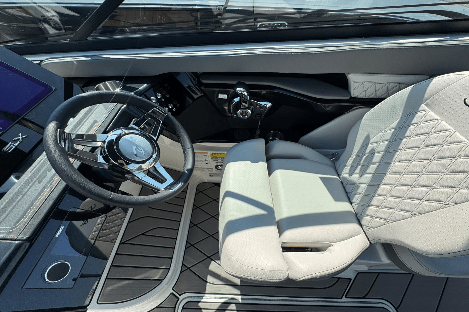 2025 Sea Ray SLX 260 Outboard Image Thumbnail #18