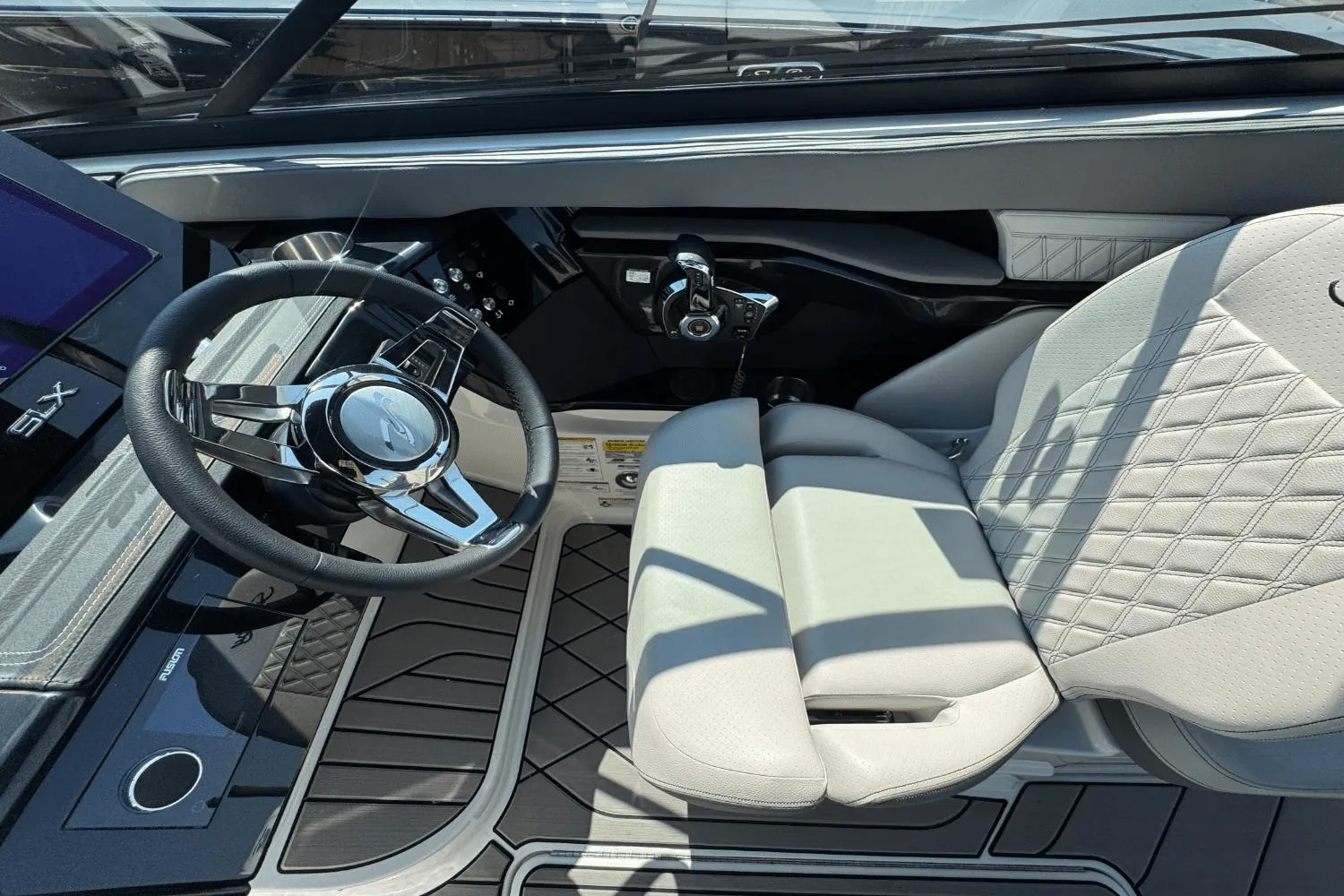 2025 Sea Ray SLX 260 Outboard Image Thumbnail #21