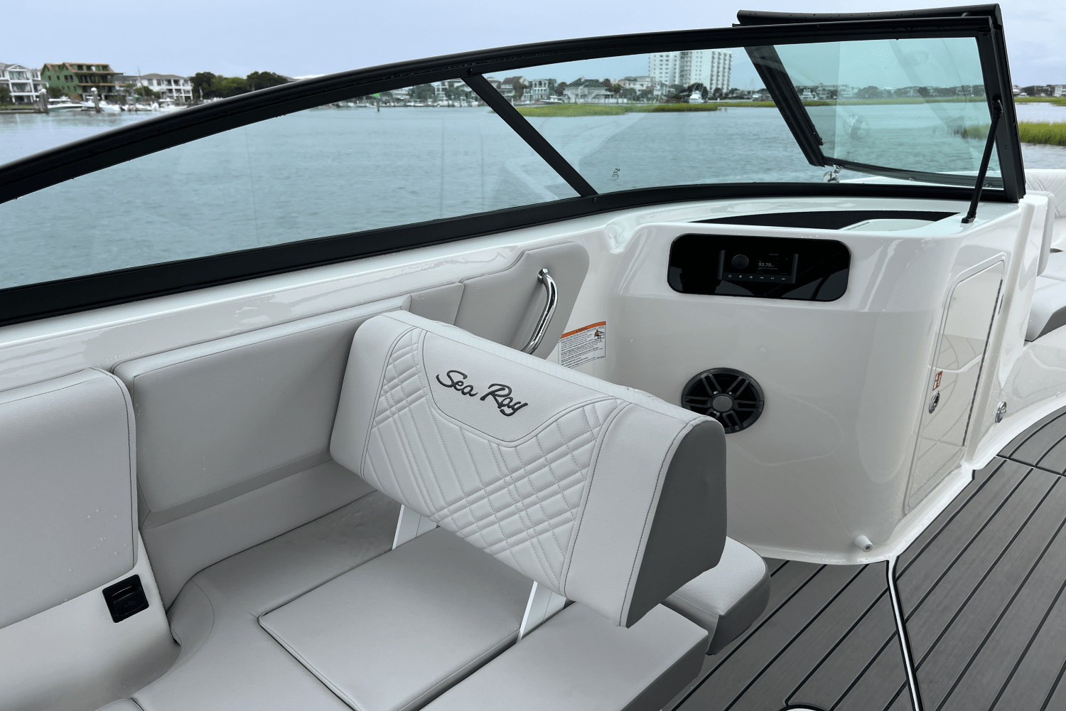 2025 Sea Ray SDX 250 Outboard Image Thumbnail #14