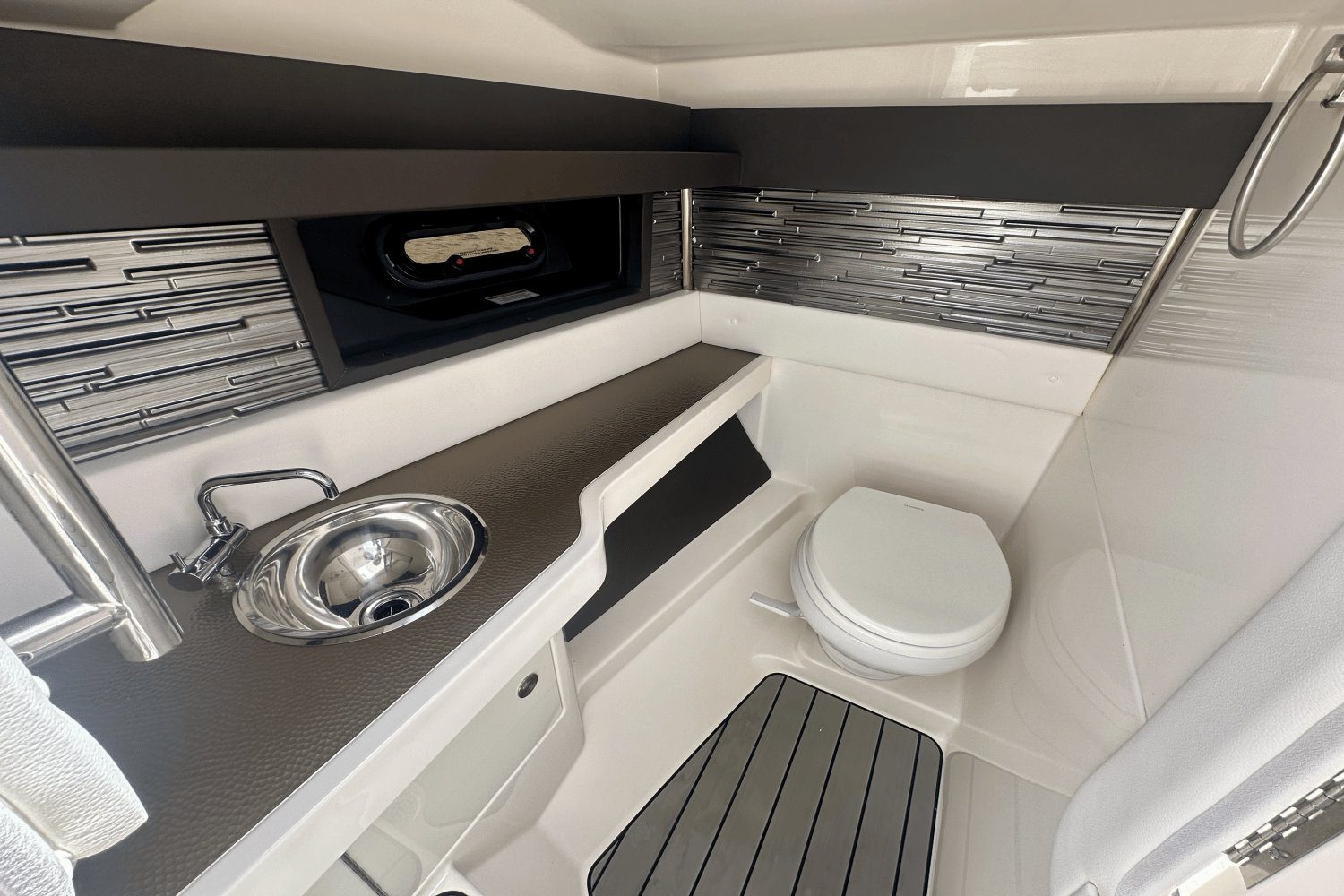 2024 Sea Ray 310 SLX OB Image Thumbnail #15