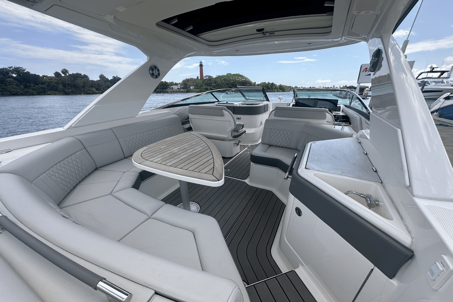 2024 Sea Ray 310 SLX OB Image Thumbnail #4