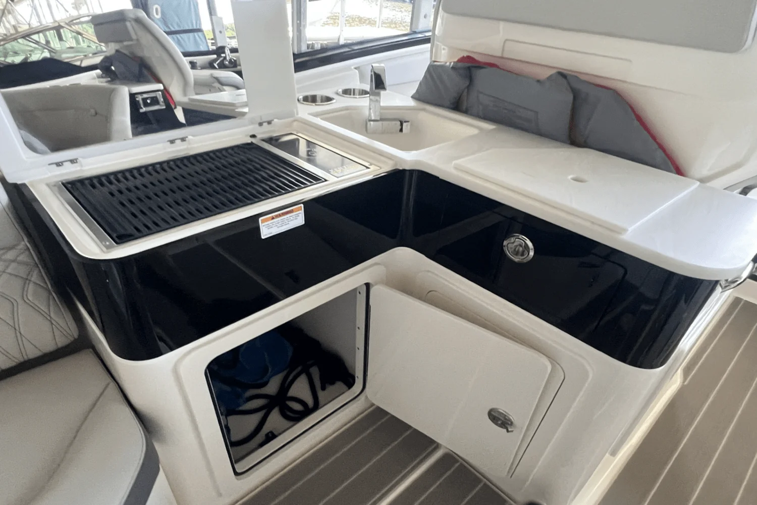 2024 Sea Ray 370 DA Image Thumbnail #11