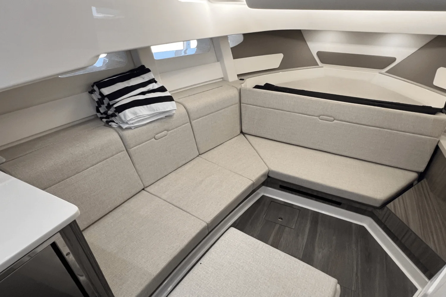 2024 Sea Ray 370 DA Image Thumbnail #23