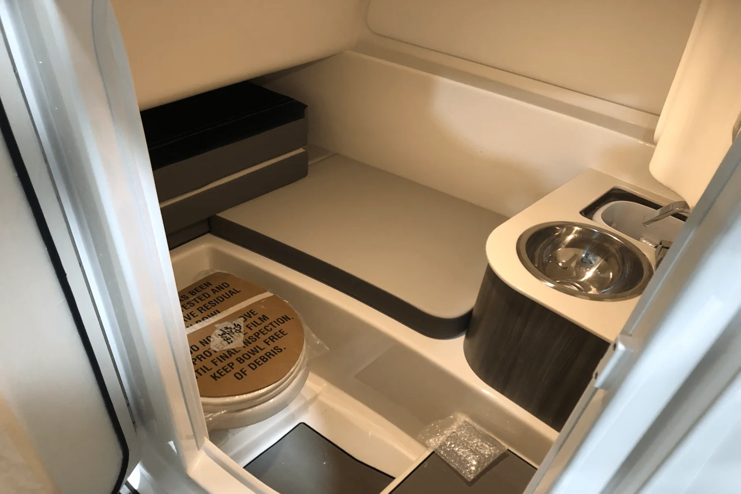 2025 Sea Ray SDX 270 Outboard Image Thumbnail #29