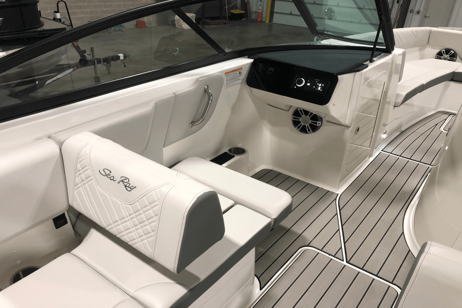 2025 Sea Ray SDX 270 Outboard Image Thumbnail #22