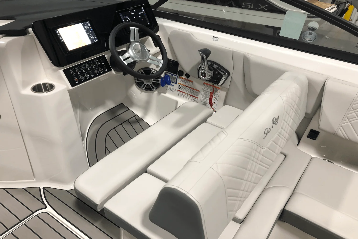 2025 Sea Ray SDX 270 Outboard Image Thumbnail #19