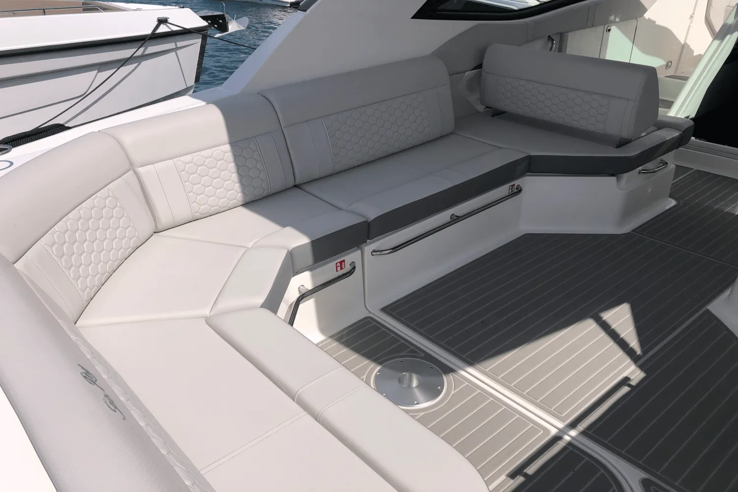 2025 Sea Ray Sundancer 320 Image Thumbnail #4