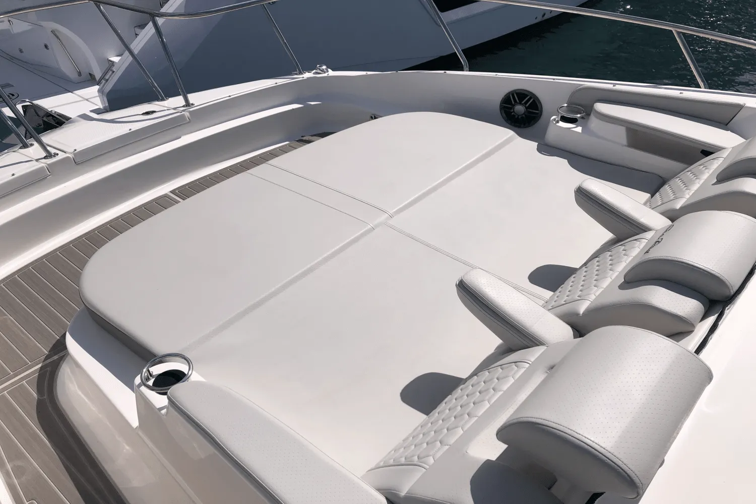 2025 Sea Ray Sundancer 320 Image Thumbnail #9