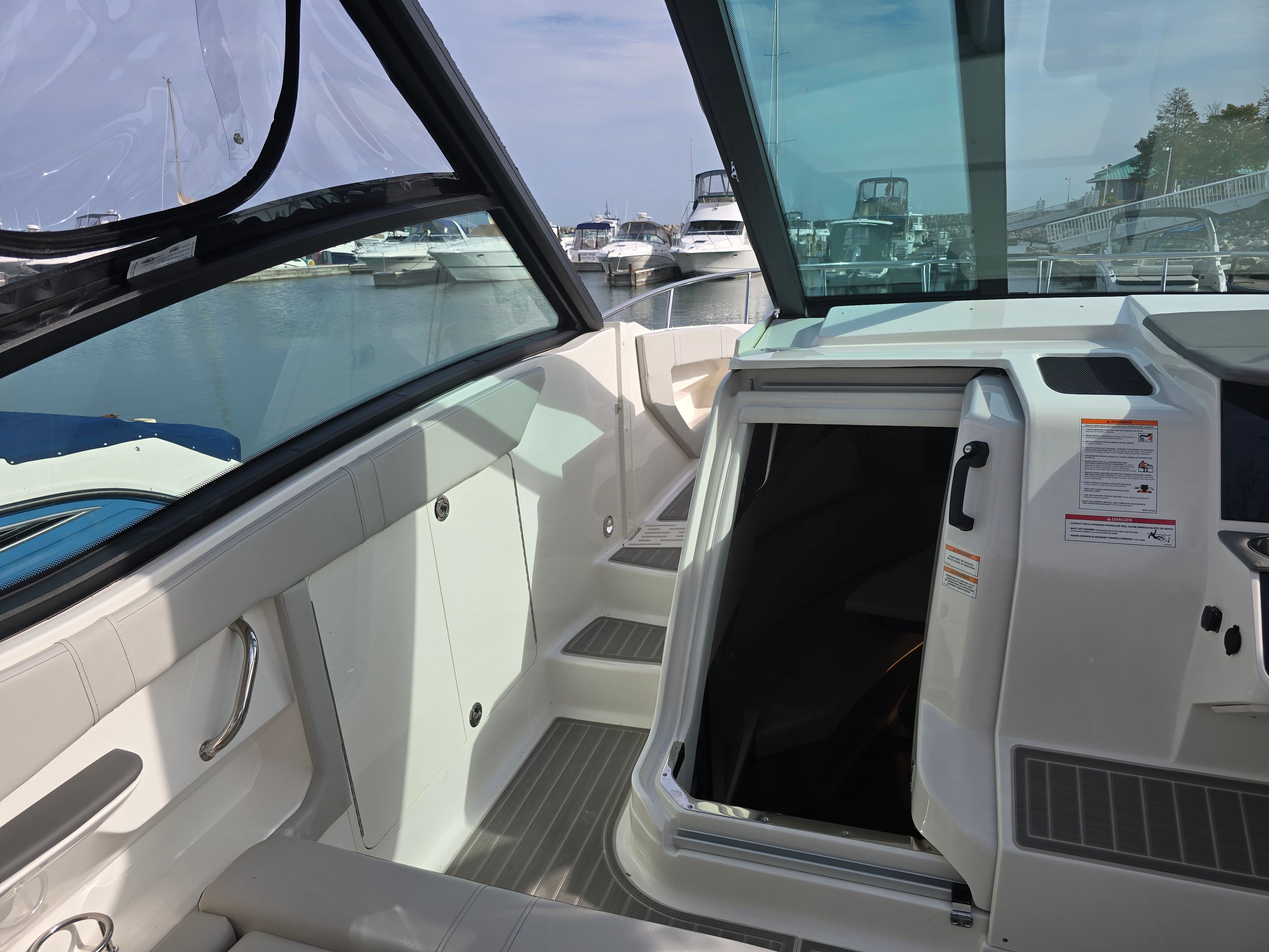 2025 Sea Ray Sundancer 320 Image Thumbnail #24