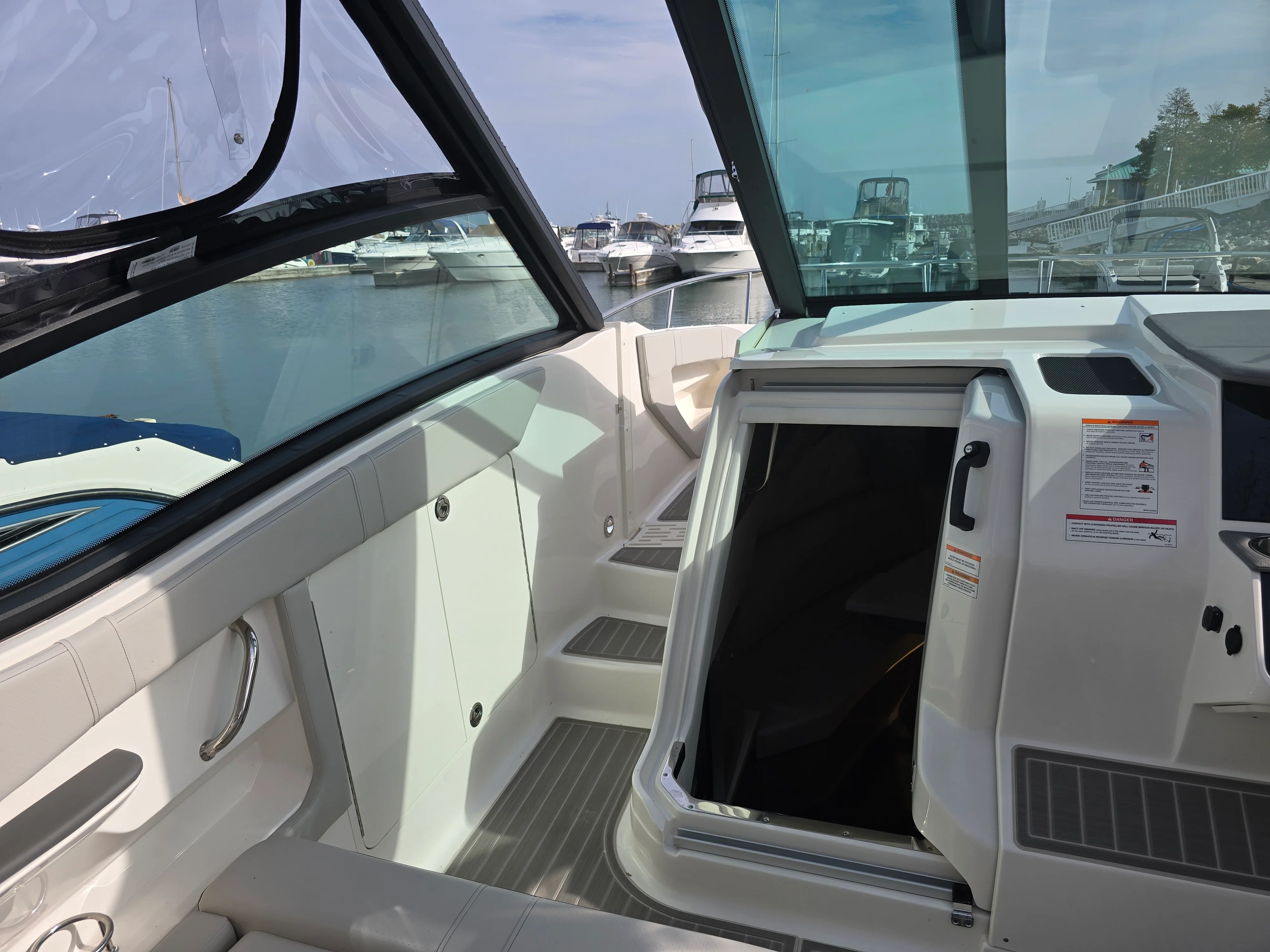 2025 Sea Ray Sundancer 320 Image Thumbnail #24