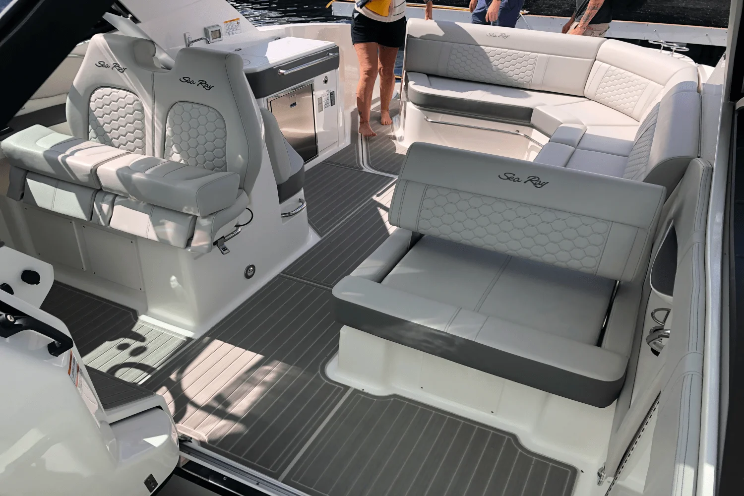 2025 Sea Ray Sundancer 320 Image Thumbnail #34