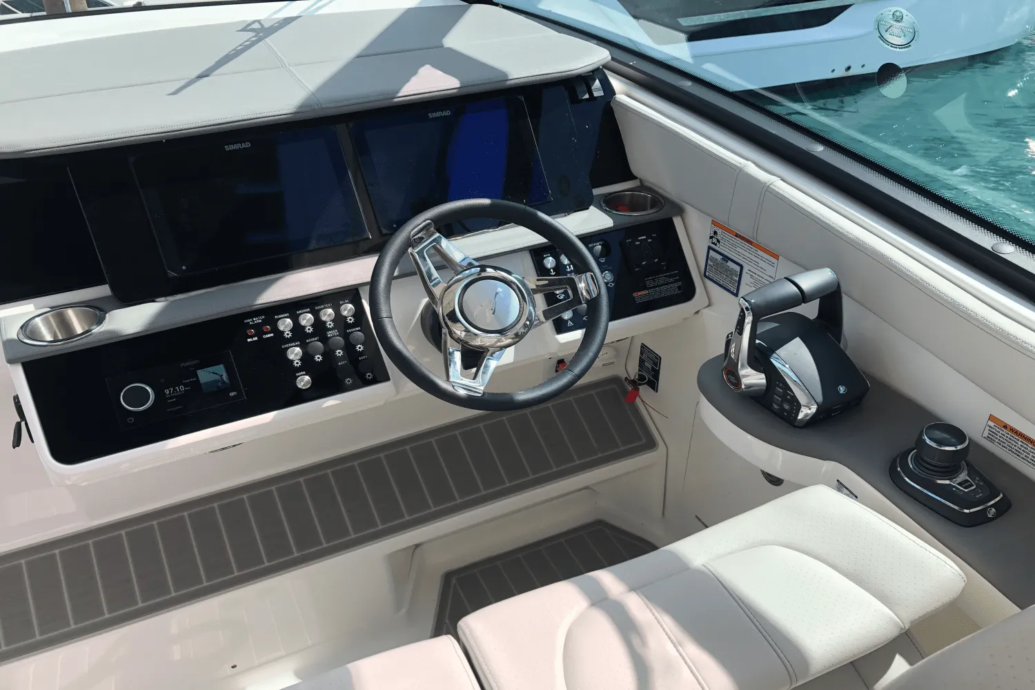 2025 Sea Ray Sundancer 320 Image Thumbnail #7